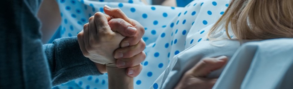 Ein weißer Duftspender Eine Frau gebärt ein Kind und dabei werden gynäkologische Instrumente verwendet