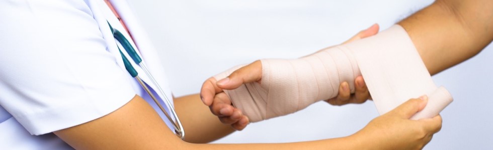 Kompressionsbinden von SANISMART Eine Kompressionsbinde wird an einem Arm angelegt