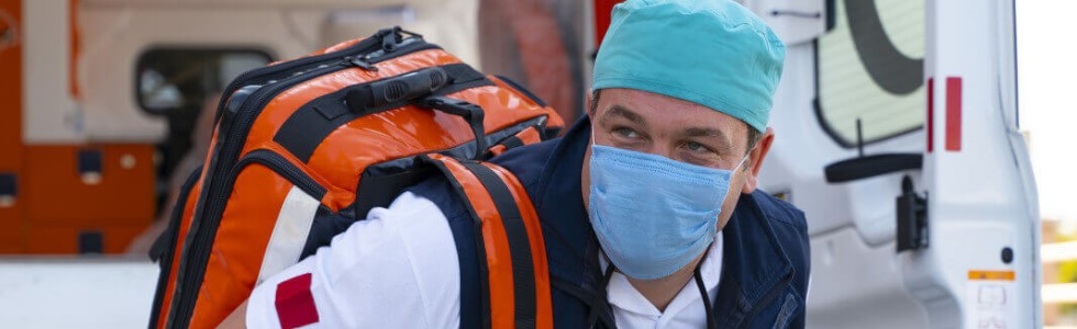 Ein Sanitäter bereitet sich auf den Einsatz vor – Ampullarien sind Bestandteil einer jeden Notfalltasche