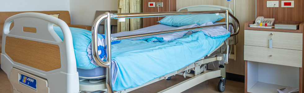 Ein Krankenzimmerbett ist mit einer Antidekubitusmatratze ausgestattet