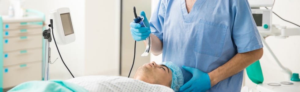 Tubusfixierung Ein Arzt nutzt eine Tubusfixierung