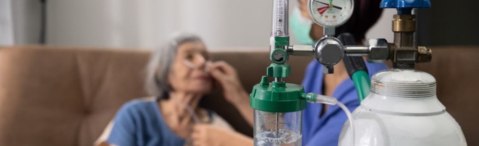 Eine Ärztin legt einer älteren Dame eine Sauerstoffbrille an