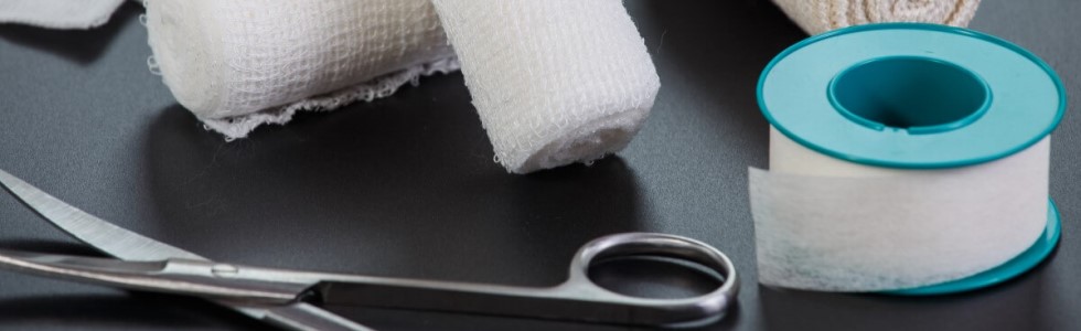 Heftpflaster Heftpflaster, Verbände und eine Schere liegen zur Nutzung bereit