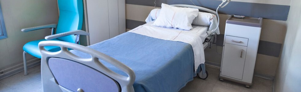 Ein Betttisch steht im Krankenhaus neben dem Bett