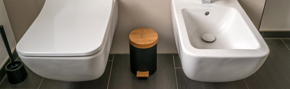 Badezimmer, das mit einem WC-Hygienebehälter ausgestattet ist