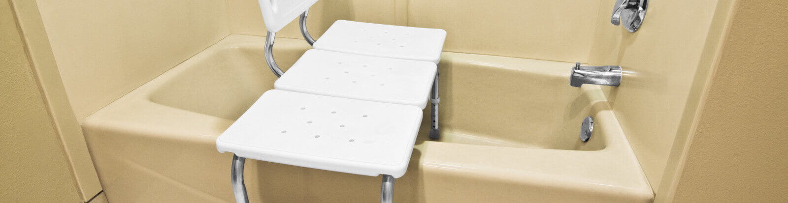 Ein Badewannensitz ist in einer Badewanne montiert