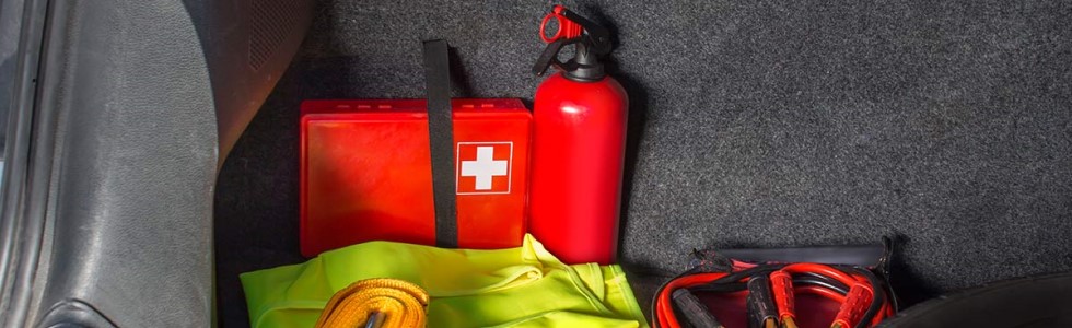 KFZ-Verbandtasche im Kofferraum KFZ-Verbandtasche, Warndreieck, Warnweste und Überbrückungskabel in einem Kofferraum