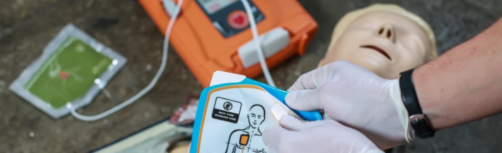 Ein Mann war einen Defibrillator kaufen und nutzt diesen für Anschauungszwecke